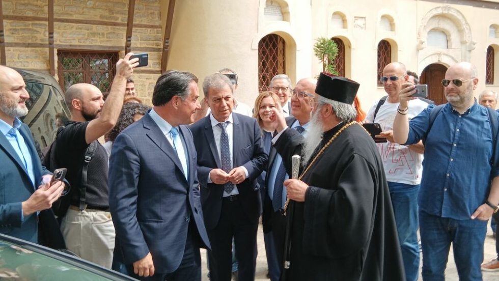 Ο μητροπολίτης Κοζάνης Παύλος υποδέχεται τον Αδωνη Γεωργιάδη και στέλνει για καφέ την υπόλοιπη συνοδεία